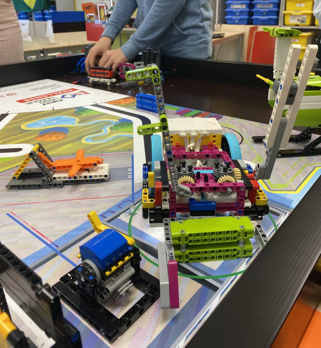 Сборка робота на соревновании FIRST LEGO League Challenge
