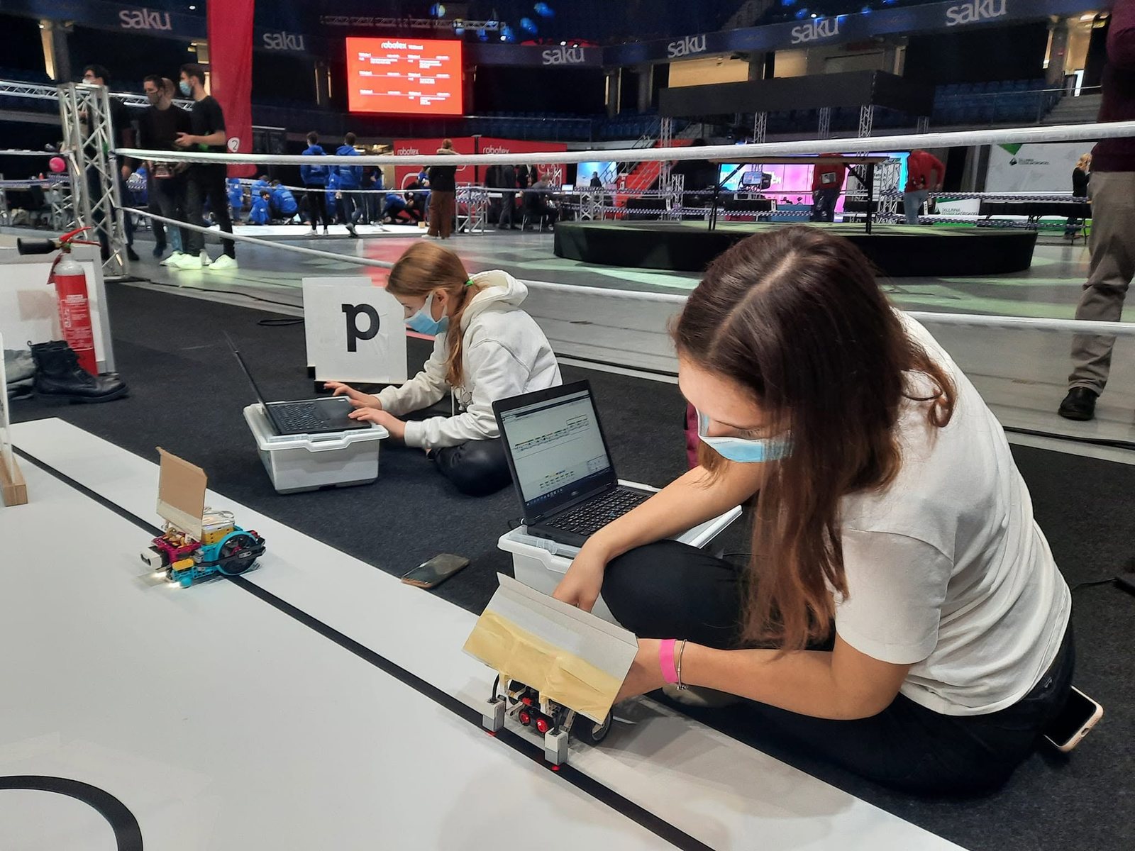 Ученицы Digirobo готовят робота к заезду на Robotex